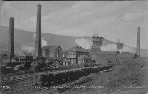 Aberfan_NixonsNavigationColliery_MrsThomas.JPG (126082 bytes)