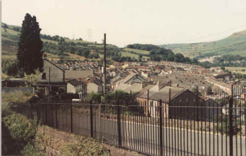 Aberfan_VIEW-OF-ABERFAN_1989_WayneMorris.JPG (139265 bytes)