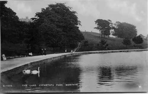 Cyfarthfa_Park_TheLake.JPG (162068 bytes)