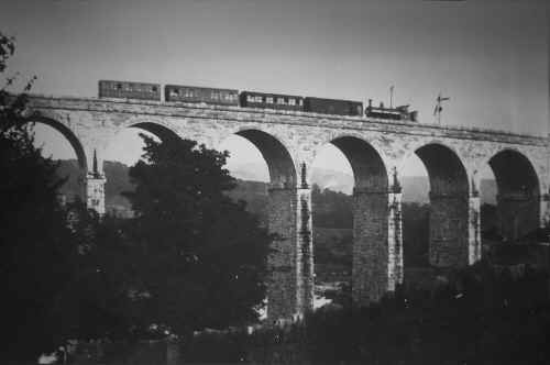 cefnCoed_TrainOnCefnViaduct.JPG (175057 bytes)