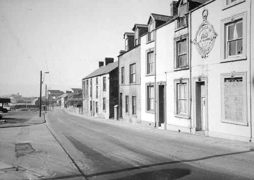 Dowlais_HighStreet_OppCoalArch-1970s.jpg (236840 bytes)