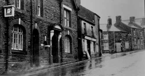 Dowlais_HighStreet_PatriotInn-June1972.JPG (161252 bytes)