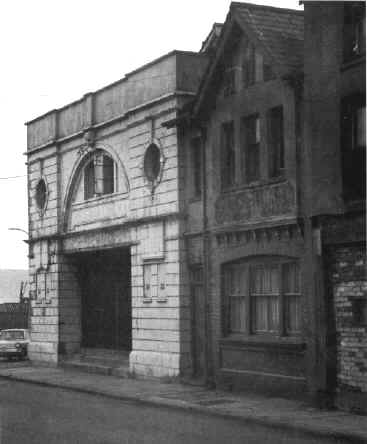 Dowlais_HighStreet_VictoriaCinema_1969.JPG (194854 bytes)