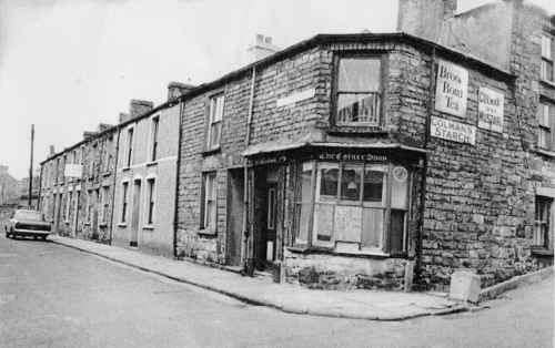 Dowlais_VaughanStreet_YeOldeCornerShop.jpg (262773 bytes)