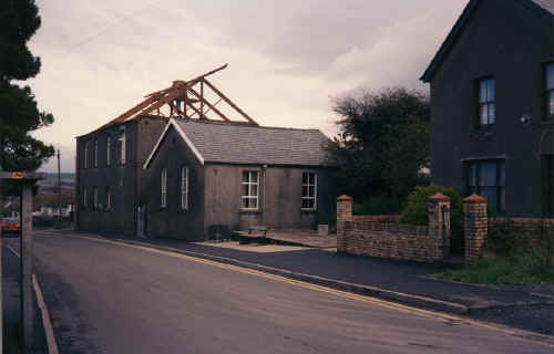 Heolgerrig_SalemChapel_BeingDemolished_2_1990.JPG (74421 bytes)