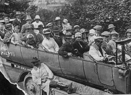 MerthyrTydfil_Buses_ErnieSnow_CombeMartin_1916.JPG (154410 bytes)