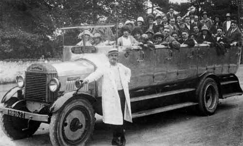 MerthyrTydfil_Buses_ErnieSnow_HB_Nulli-Secundus_WardLaFrance.JPG (162547 bytes)