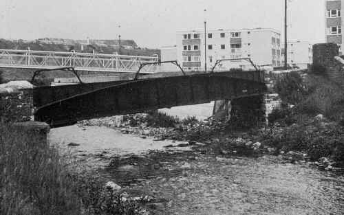 MerthyrTydfil_Caedraw_CartBridgeOverRiverTaff.JPG (213359 bytes)