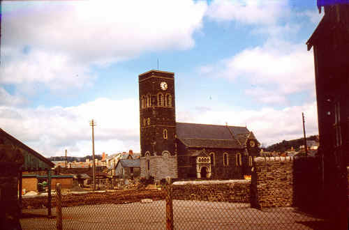 MerthyrTydfil_Caedraw_StTydfilsChurch_FromCaedrawSchoolYard.JPG (167856 bytes)