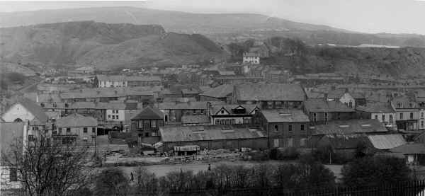 MerthyrTydfil_Georgetown_1970s_fromAbermorlais.jpg (243525 bytes)