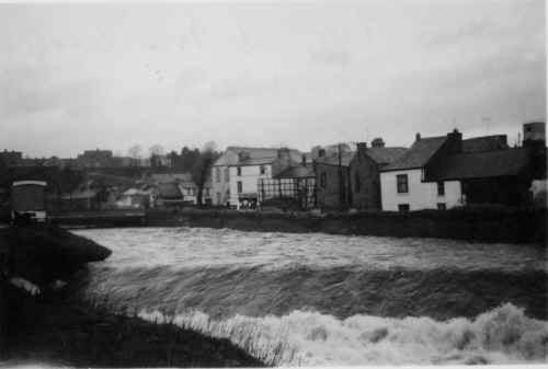 MerthyrTydfil_RiverTaffInFlood_Easter_1960.JPG (51516 bytes)