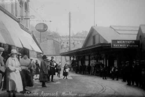 MerthyrTydfil_Station_StationApproach.JPG (79084 bytes)