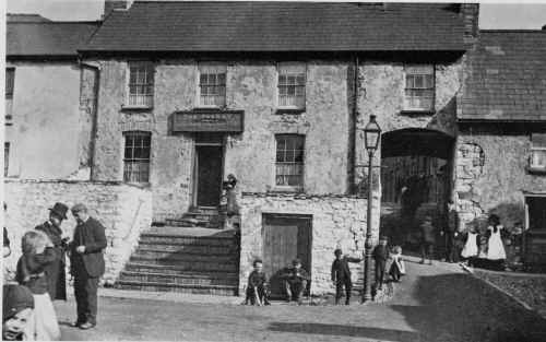 MerthyrTydfil_Town_CastleStreet_TheArch_1.JPG (196233 bytes)