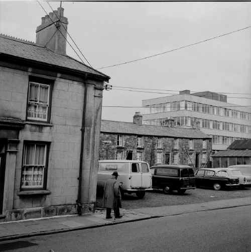 MerthyrTydfil_Town_GlebelandPlace_BehindLambInn_1960s.JPG (150191 bytes)