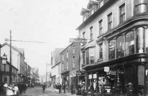 MerthyrTydfil_Town_HighStreet_2_Harris&Son_LeoDaviesCollection.JPG (136211 bytes)