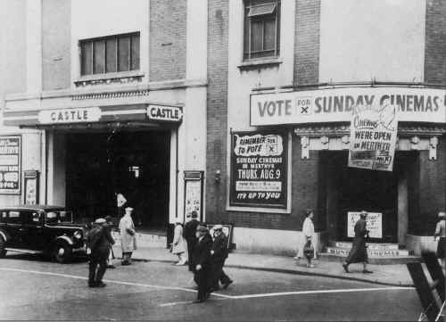 MerthyrTydfil_Town_HighStreet_CastleCinema_1956.JPG (128151 bytes)