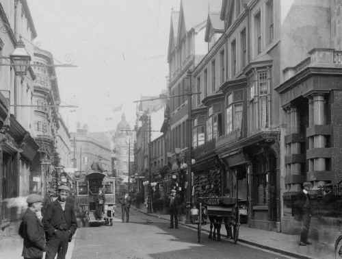 MerthyrTydfil_Town_HighStreet_Closeup_Harris&Co_LeoDavies.JPG (123186 bytes)