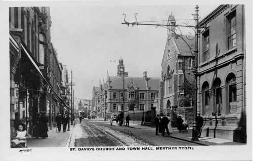 MerthyrTydfil_Town_HighStreet_StDavidsChurchAndTownHall.JPG (96613 bytes)