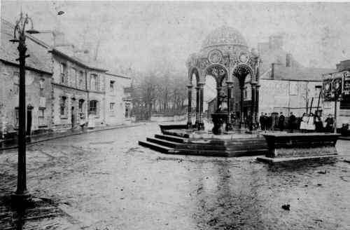 MerthyrTydfil_Town_LowerHighStreet_TheFountainAndTheRoyalOak_2.JPG (105769 bytes)