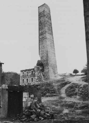 MerthyrTydfil_Ynysfach_Ironworks_DemolishingChimneyStack_1949.JPG (92462 bytes)