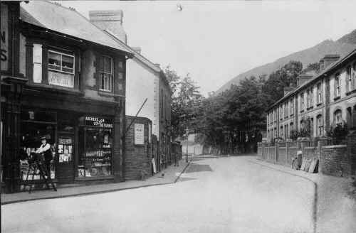 MerthyrVale_StationSquare.JPG (126000 bytes)