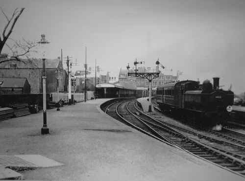 merthyrTydfil_Station_train_No6433.JPG (212070 bytes)