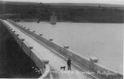 Pontsticill_Taff-FechanRoad&Reservoir.JPG (89805 bytes)