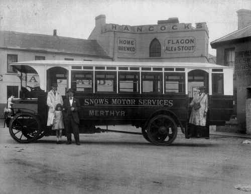 SnowsMotorServices_PlymouthStreet_AngelaHowes.JPG (146850 bytes)