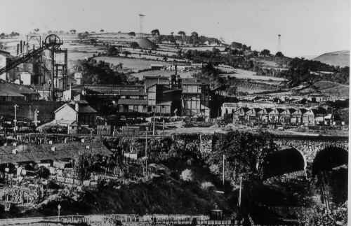 Treharris_colliery_2.JPG (202843 bytes)