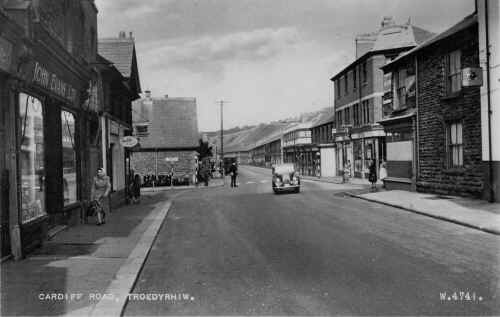 Troedyrhiw_CardiffRoad_1950s.JPG (174860 bytes)