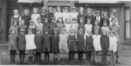 Troedyrhiw_GirlsSchool_1929_DavidRoberts.JPG (150190 bytes)