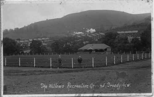 Troedyrhiw_TheWillowsRecreationGround_LeoDaviesCollection.JPG (100512 bytes)