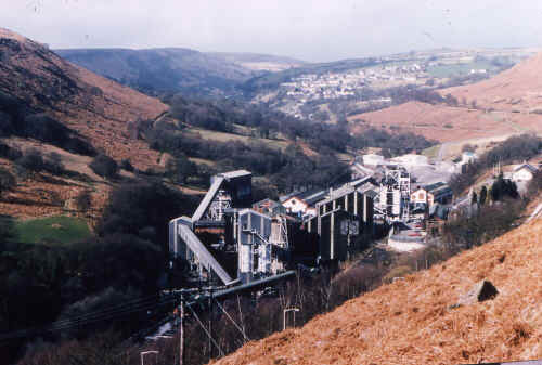 taffMerthyrColliery_LookingTowardsBedlinog.JPG (175958 bytes)